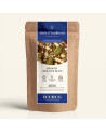 Wiederverschließbarer Kraftbeutel mit Rooibos Pistazie Weiße Schokolade, dunkelblau-goldenes Etikett von Thés & Traditions, Fens