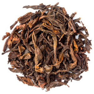 Getrocknete Blätter des Oolong Shui Xian mit braunen und grünen Nuancen