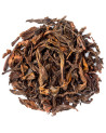 Getrocknete Blätter des Oolong Shui Xian mit braunen und grünen Nuancen