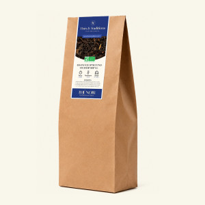 Großer Kraftpapierbeutel mit losem Schwarztee Assam TGFOP Second Flush Rembeng im Kiloformat, dunkelblauem Etikett Thés & Tradit