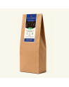 Großer Kraftpapierbeutel mit losem Schwarztee Assam TGFOP Second Flush Rembeng im Kiloformat, dunkelblauem Etikett Thés & Tradit