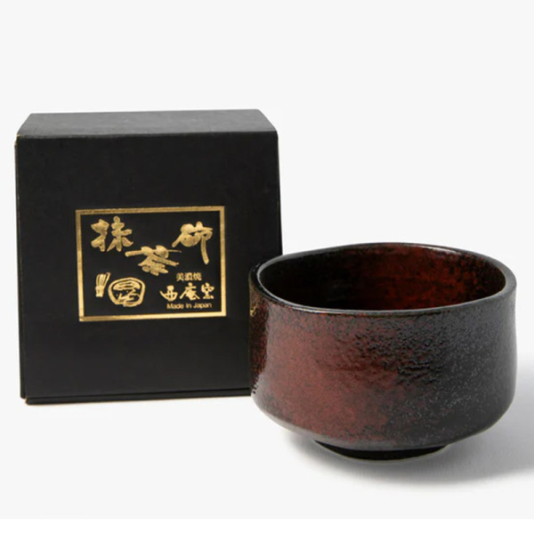 Bol à matcha en céramique noire et rouge avec boîte noire et inscription dorée japonaise Bol à matcha en céramique noire et rouge avec boîte noire et inscription dorée japonaise