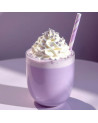 Boisson violette à la poudre ube avec chantilly et paille rayée rose et blanche