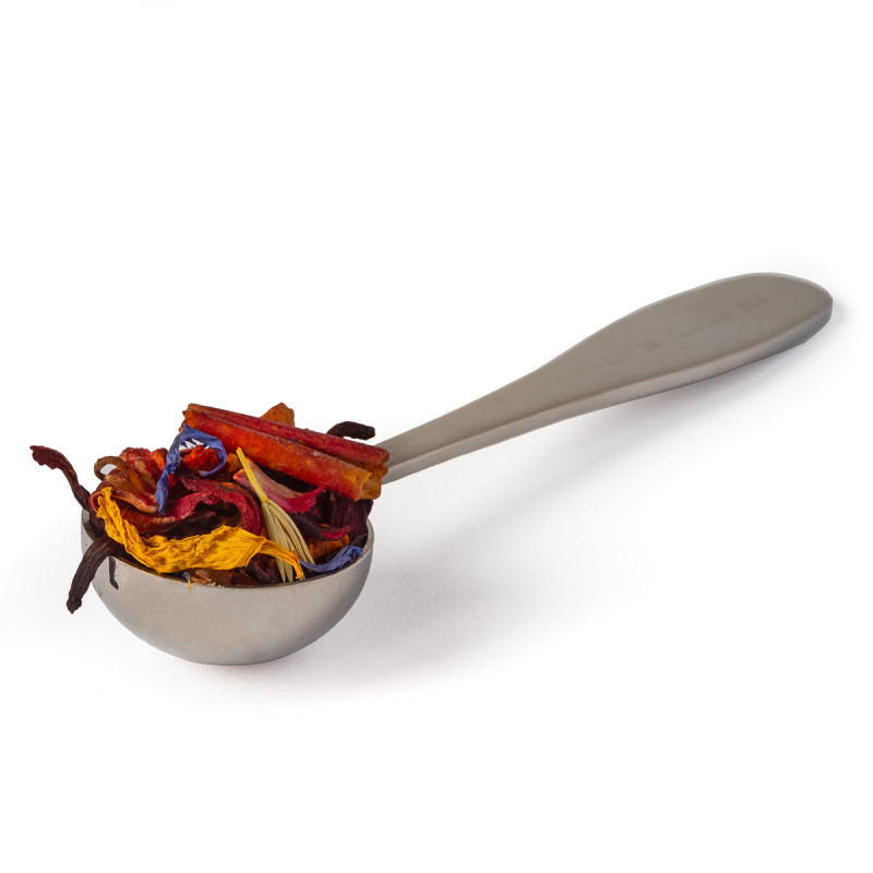 Cuillère à thé en inox remplie de fleurs et épices séchées pour infusion