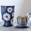 Tisanière Amami bleue à fleurs blanches avec infuseur en inox rempli de tisane sèche