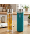 Glaskanne Tropic Summer mit Teefilter, tropischen Blättern und blauem Überzug auf Holztisch