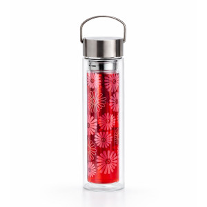 Glaskanne mit Teefilter, rote Blumendekoration und modernes Metallgriff-Design