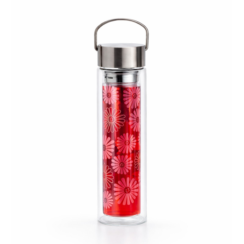 Glaskanne mit Teefilter, rote Blumendekoration und modernes Metallgriff-Design