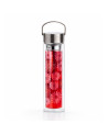 Glaskanne mit Teefilter, rote Blumendekoration und modernes Metallgriff-Design