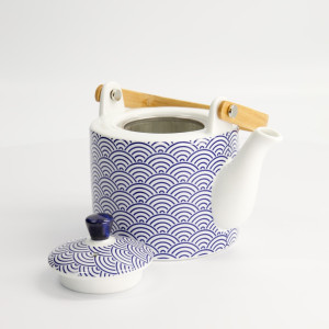 Weiße Keramik-Teekanne mit blauen Wellenmotiven, Holzgriff, Edelstahl-Filter, 80 cl