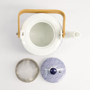 Teekanne Nippon Wave 80cl mit Edelstahlfilter, Deckel mit Wellenmuster und Holzgriff