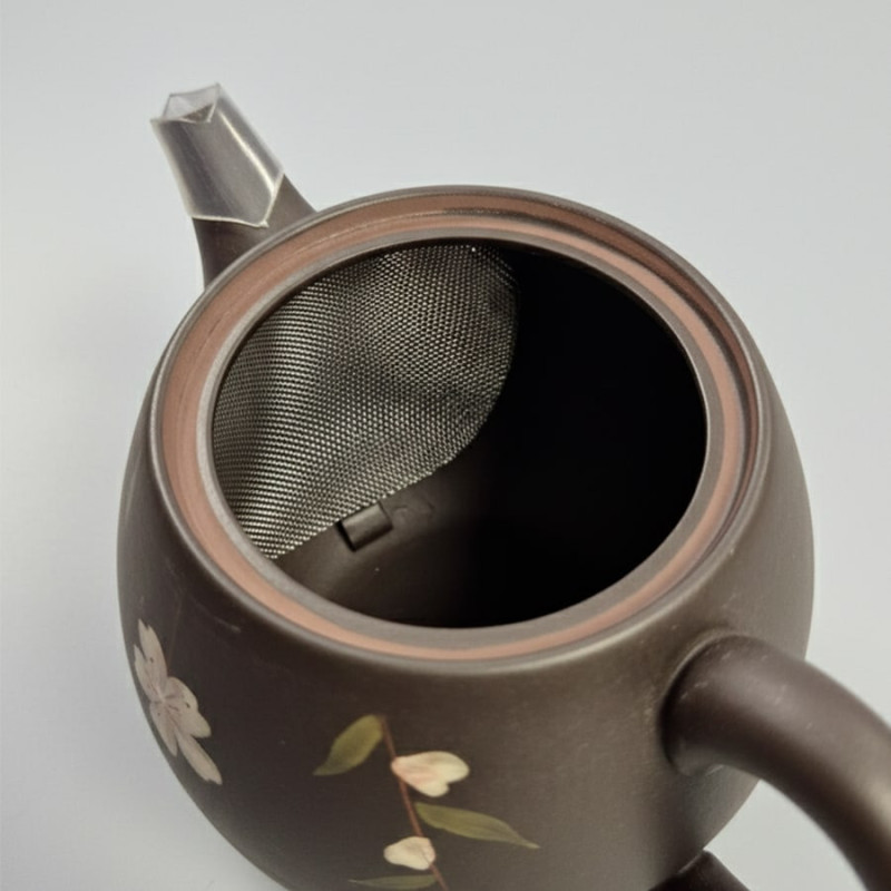 Tokoname theepot zwart met wit bloemmotief en geïntegreerd roestvrijstalen filter