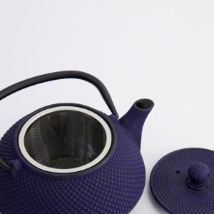 Blue cast iron teapot with steel infuser and black handle 80 cl capacity