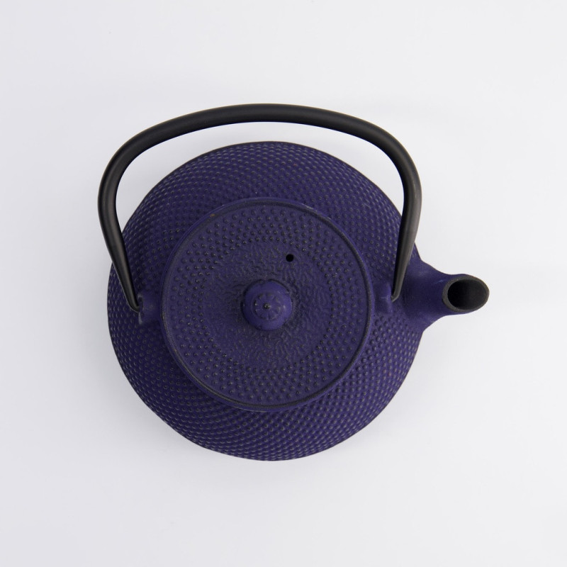 Blue cast iron teapot Arare 80cl with black handle and dotted textured surface