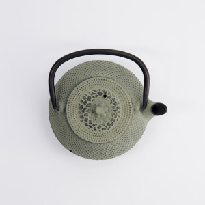 Green Arare cast iron teapot 80cl with black handle and textured pattern on lid