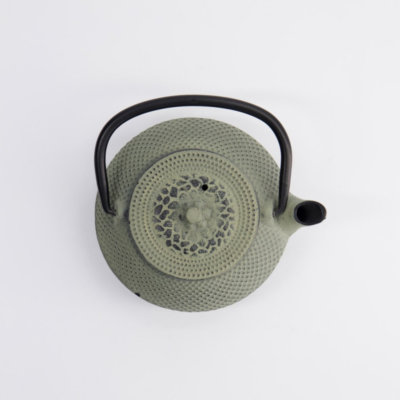 Green Arare cast iron teapot 80cl with black handle and textured pattern on lid