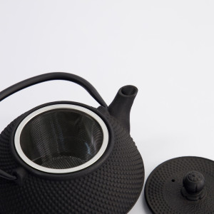 Schwarze Gusseisen-Teekanne Arare mit Stahlsieb und ergonomischem Griff