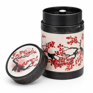Rote Teedose Akashi mit blühendem Kirschblütenzweig im japanischen Stil