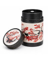 Rote Teedose Akashi mit blühendem Kirschblütenzweig im japanischen Stil