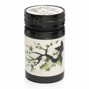 Akashi Teedose Grün mit Kiefernzweig-Dekor im japanischen Stil und strukturiertem schwarzem Deckel