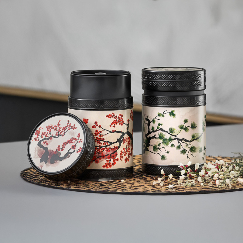 Scatola Akashi verde con decorazione ramo di pino e motivi giapponesi su fondo beige e nero