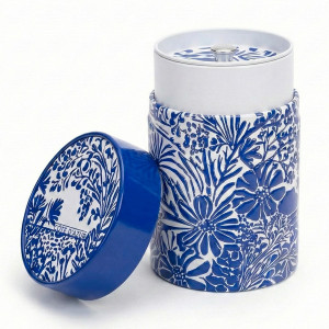 Teedose aus Keramik in Blau-Weiß mit floralen Mustern Côte d'Azur und Deckel von Thés & Traditions