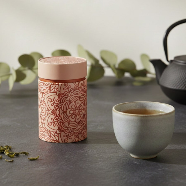 Boîte à thé Mandala Ebony cuivré motif mandala avec tasse de thé et théière noire en arrière-plan