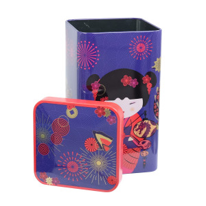 Blaue Metalldose mit einer Geisha und roten sowie goldenen Blütenmotiven für den Tee Sweet Little Geisha Fire