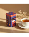Teedose Sweet Little Geisha Fire mit Geisha- und Drachen-Illustration neben einer Tasse Weißtee
