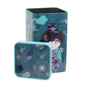 Quadratische Teedose mit Geisha-Motiv, Blüten und Wolken in Blau- und Violetttönen von Thés & Traditions