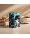 Teedose Sweet Little Geisha Water mit Geisha- und Drachenmotiv und Teetasse im Hintergrund