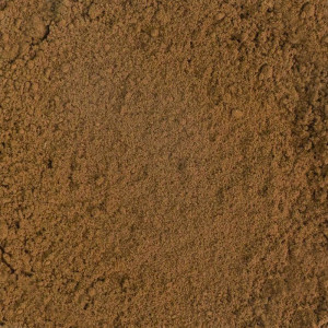 feines Pulver aus Bio-Hojicha-Grüntee, hellbraune Farbe, pudrige Textur