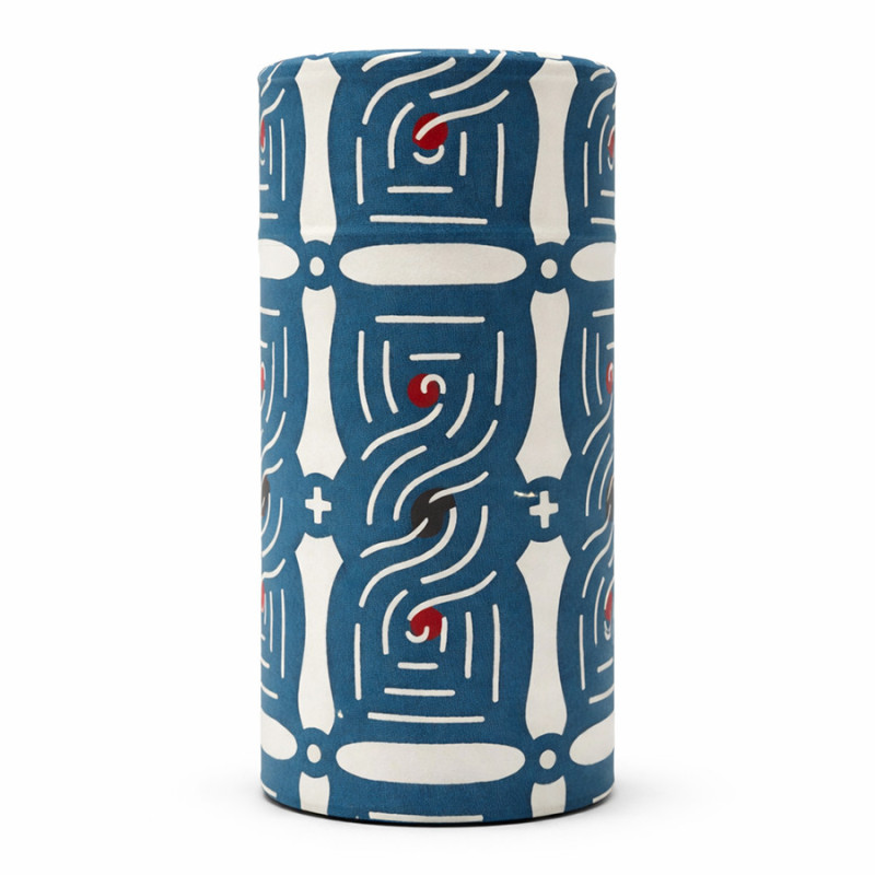 Zylindrische Schachteln aus Washi-Papier mit blauweißen und roten Motiven zum Aufbewahren von Tee