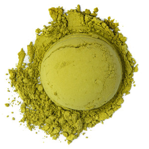 Bio-Matcha-Pulver in leuchtendem Grün mit feiner, leichter Textur