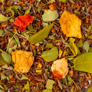 Blend of rooibos leaves and fruit pieces for tarte tatin infusion