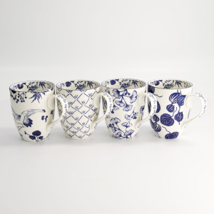 Set aus vier Porzellantassen mit Blumen- und Vogelmotiven in Blau und Weiß, 38 cl