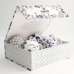 Geschenkset mit zwei Porzellan-Mugs à 38cl, japanische Blumenmuster in Blau und Weiß