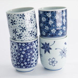 Set aus vier japanischen Porzellan-Teeschalen mit blauen und weißen Blütenmotiven, je 160 ml