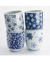 Set aus vier japanischen Porzellan-Teeschalen mit blauen und weißen Blütenmotiven, je 160 ml
