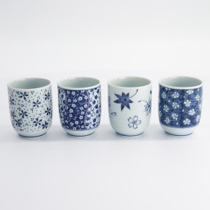 Geschenkdoos met vier Japanse porseleinen kopjes met blauw-witte bloemenmotieven 160 ml