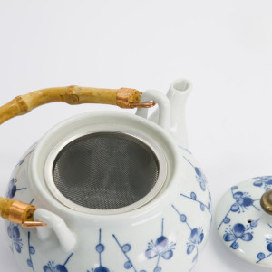 Witte porseleinen theepot met kersenbloesem motief, bamboe handvat en roestvrijstalen infuser 700ml