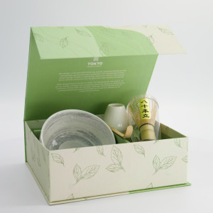 Matcha-Tee-Set mit Schale, Bambusbesen, Löffel und Ständer in Pastellgrün mit Blattmotiven