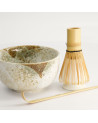 Keramikschale mit Bambusquirl und traditionellem Löffel zur Matcha-Zubereitung