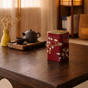 Boîte à thé Japan 100g rouge décor fleurs blanches sur table en bois avec service à thé traditionnel