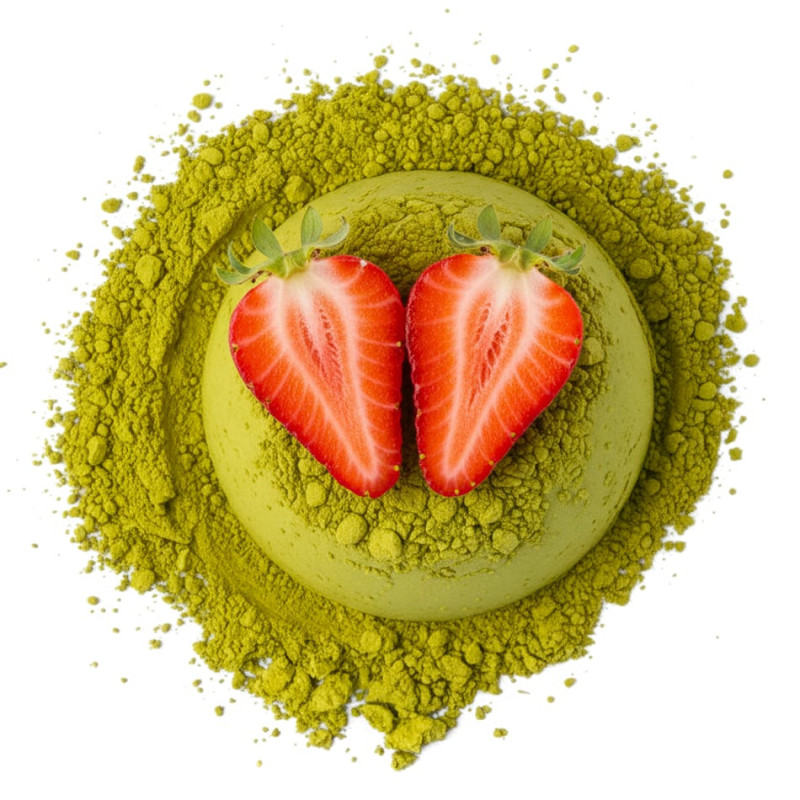 Grünes Matcha-Pulver mit zwei Hälften einer roten Erdbeere darauf