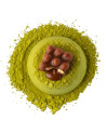 grünes Matcha-Pulver umgibt eine Kuppel mit einem schmelzenden Haselnuss-Schokoladenstück in der Mitte
