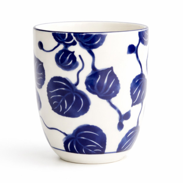 White porcelain cup with blue ivy leaf decoration in Japanese style 17 cl
