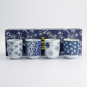 Geschenkset vier japanische Porzellanschalen mit blau-weißen Blütenmotiven, 160 ml