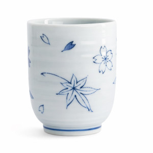 Weiße Porzellanteasse mit Ahornblättern und blauen Blüten, 16 cl