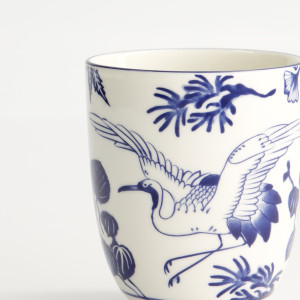 Weiße Porzelantasse mit Kranich und blauen Blütenmotiven im japanischen Stil